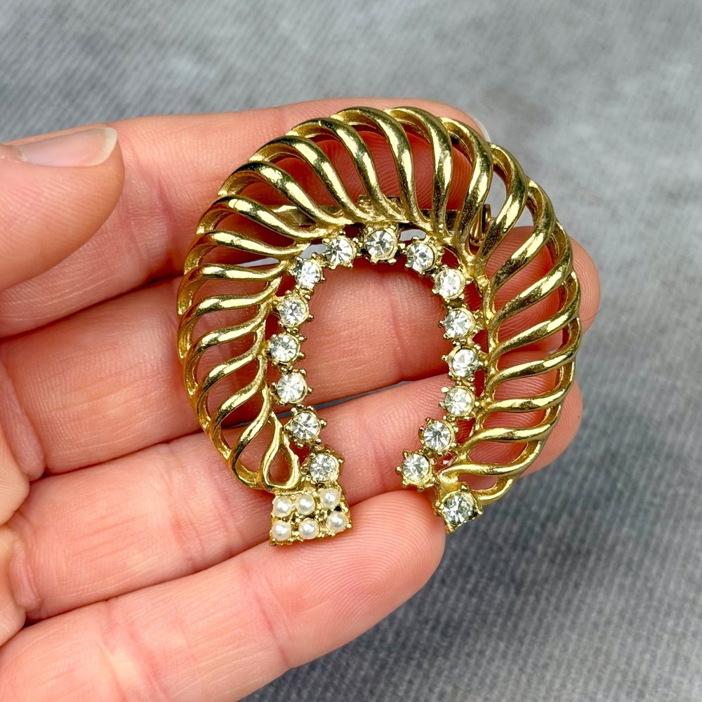 Gerry's Vintage Gold Tone Horseshoe Brooch Rhinestone Faux Pearl Signed Luxury